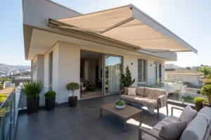 Toldo Articulado Motorizado Preço: Vale a Pena Automatizar a Proteção da sua Varanda?